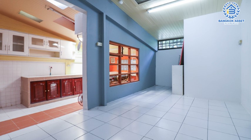 *****ทาวน์เฮ้าส์มือสองย่านลาดพร้าว ม.คาซ่าซิตี้ ลาดพร้าว เนื้อที่กว้าง 27.50 ตร.ว. ฟังก์ชัน 3 ห้องนอน  4 ห้องน้ำ ทาวน์เฮ้าส์ตกแต่งสวย ในย่านอยู่อาศัย เหมาะกับการทำเป็น Home Office  ตั้งบนทำเลแห่งการเดินทาง ใกล้รถไฟฟ้าสายสีเหลือง "สถานีลาดพร้าว101" และจุดขึ้นทางด่วน "เอกมัย-รามอินทรา" จองเลย!!